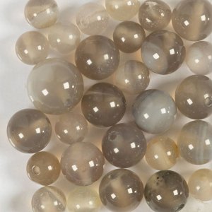 Perles d'agate grises transparentes 10x10-15x6 mm - 28 pièces. Perles d'agate grises transparentes 10x10-15x6 mm - 28 pièces.