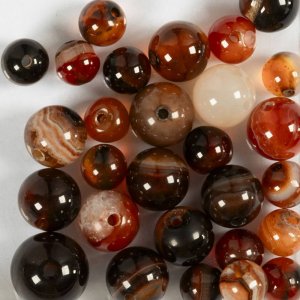 Perles d'agate brun foncé 10x10-15x6 mm - 28 pièces. Perles d'agate brun foncé 10x10-15x6 mm - 28 pièces.
