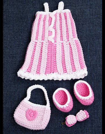 Patron au crochet - Robe au crochet, pince  cheveux, chaussures et sac pour la poupe