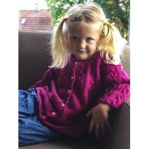 Patron tricot - Cardigan enfant avec motif galon Patron tricot - Cardigan enfant avec motif galon