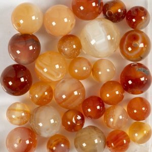 Perles d'agate brun clair 10x10-15x6 mm - 28 pièces. Perles d'agate brun clair 10x10-15x6 mm - 28 pièces.