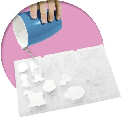 Couler et peindre des chevaux avec des paillettes