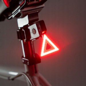 Feu arri�re de v�lo � LED triangulaire, 7 modes, USB