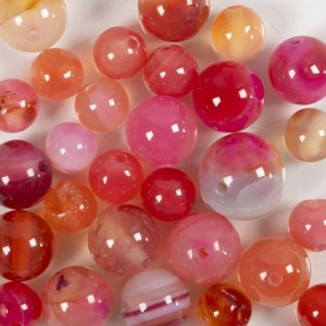 Perles d'agate beige et rose 10x10-15x6 mm - 28 pièces. Perles d'agate beige et rose 10x10-15x6 mm - 28 pièces.