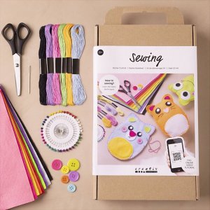 Commencer la couture du kit DIY - Ours en peluche Commencer la couture du kit DIY - Ours en peluche