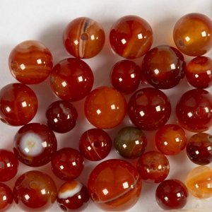 Perles d'agate orange brûlé et rouge 10x10-15x6 mm - 28 pièces. Perles d'agate orange brûlé et rouge 10x10-15x6 mm - 28 pièces.