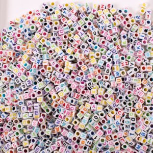 Perles lettres et chiffres - 6x6 mm - blanc avec couleur - 250 g - 1500 pcs Perles lettres et chiffres - 6x6 mm - blanc avec couleur - 250 g - 1500 pcs