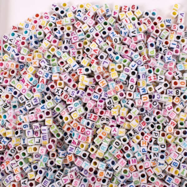Perles lettres et chiffres - 6x6 mm - blanc avec couleur - 250 g - 1500 pcs