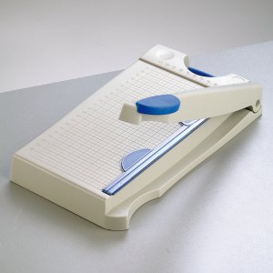 Coupe-papier avec bras rabattable A4 / max. 22 cm - gris / filet de mesure bleu / soft grip Coupe-papier avec bras rabattable A4 / max. 22 cm - gris / filet de mesure bleu / soft grip